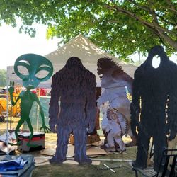 8' Bigfoots And Aliens