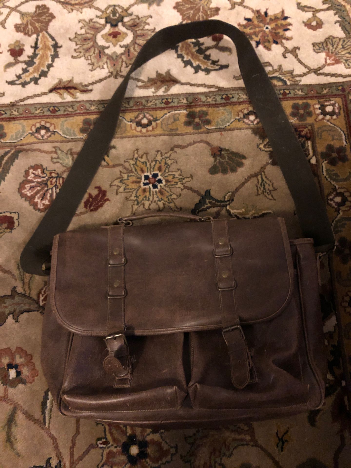 Gap vegetarian leather messenger / carrier