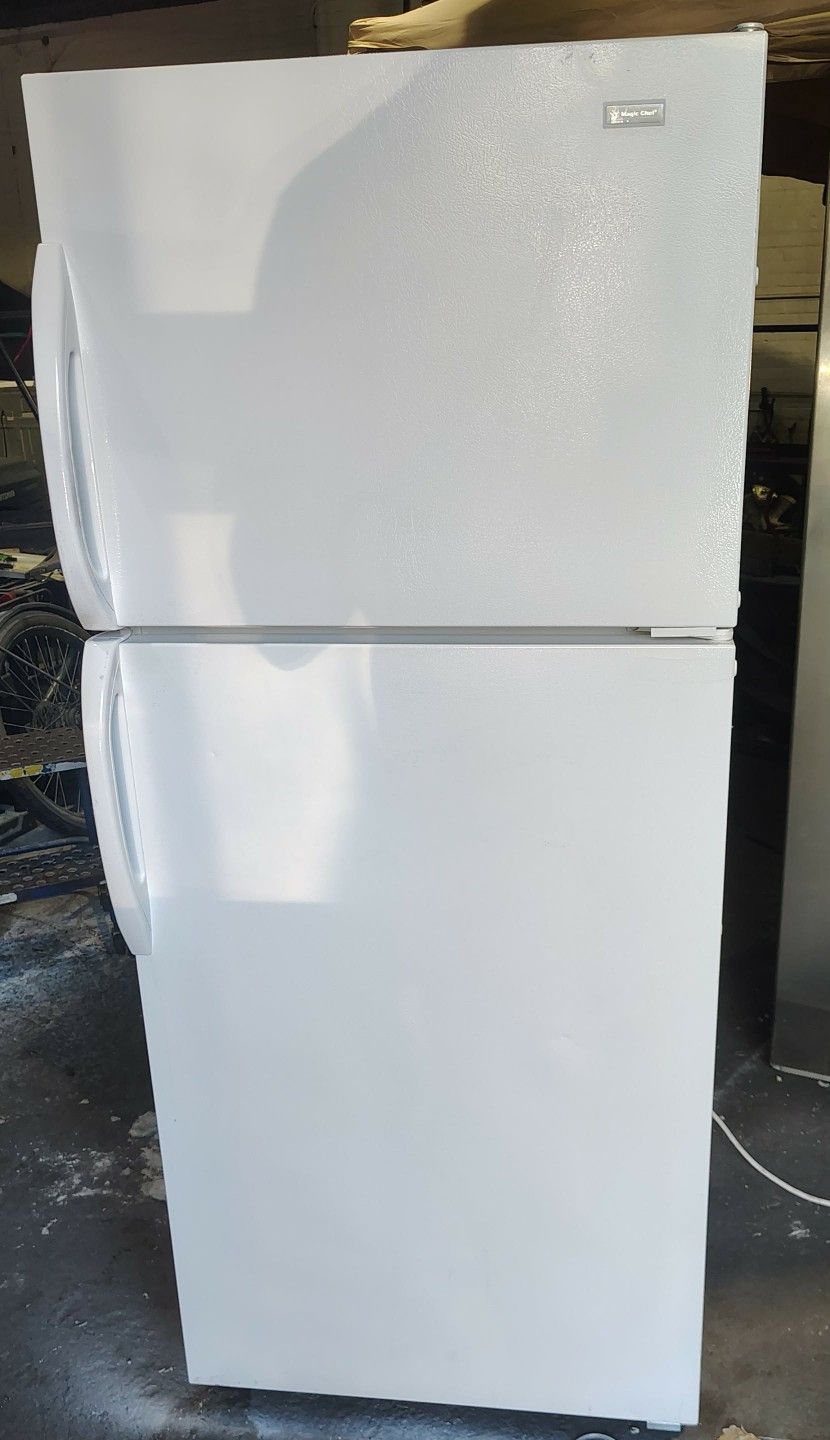 Very Clean! White Magic Chef Freezer-on-Top Refrigerator!