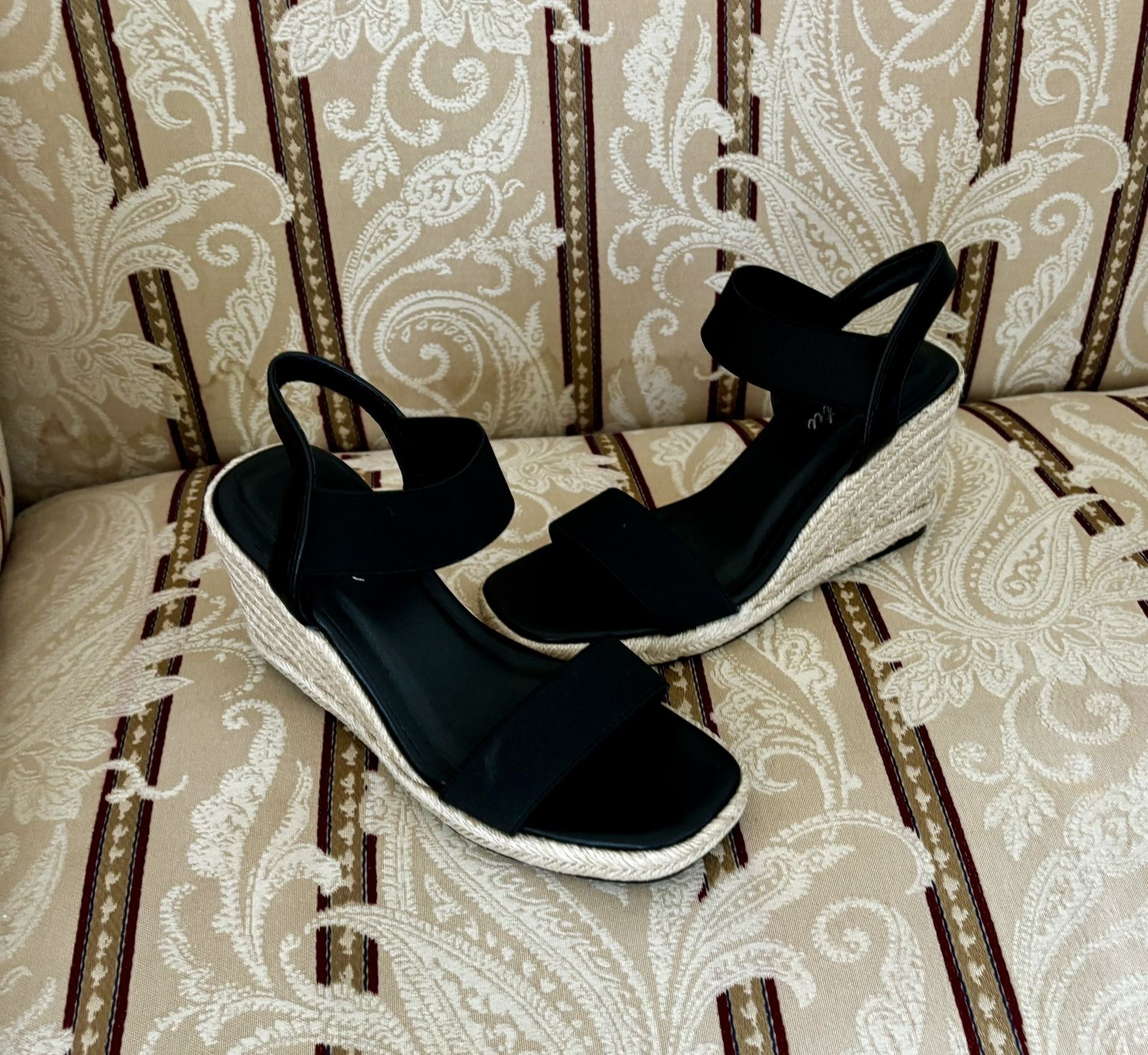 Sandals Women Size 5.5 New