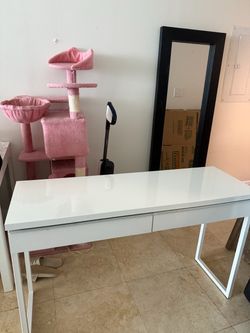 White Glossy top desk table