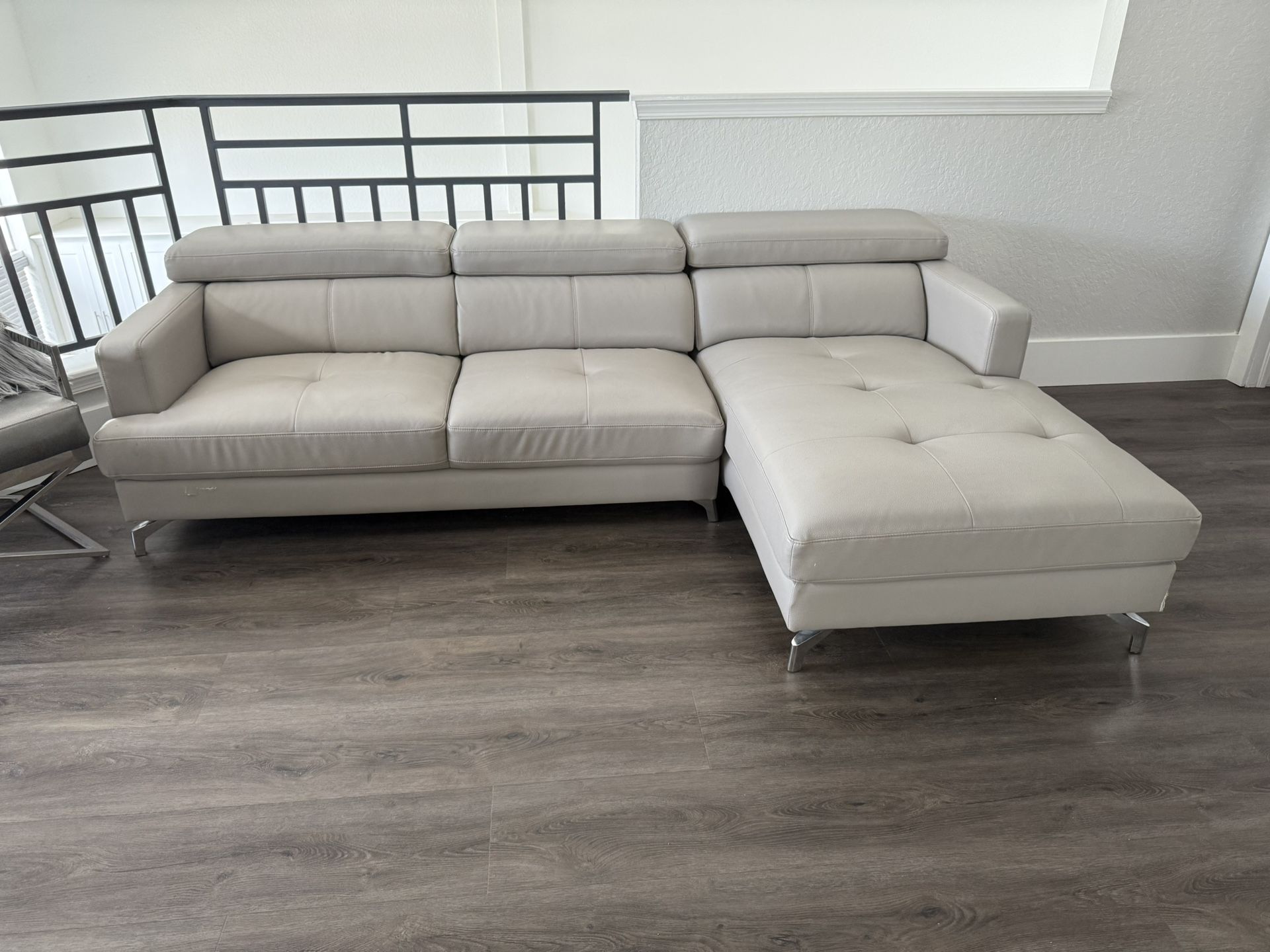 Like new Gorgeous Bonded Leather 2 Pc Sectional With Chaise