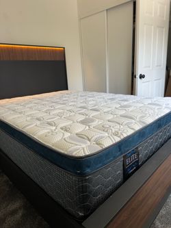 Mattress on sale 🔥   Queen size mattress pillow top 12”    New mattress in a plastic sealed