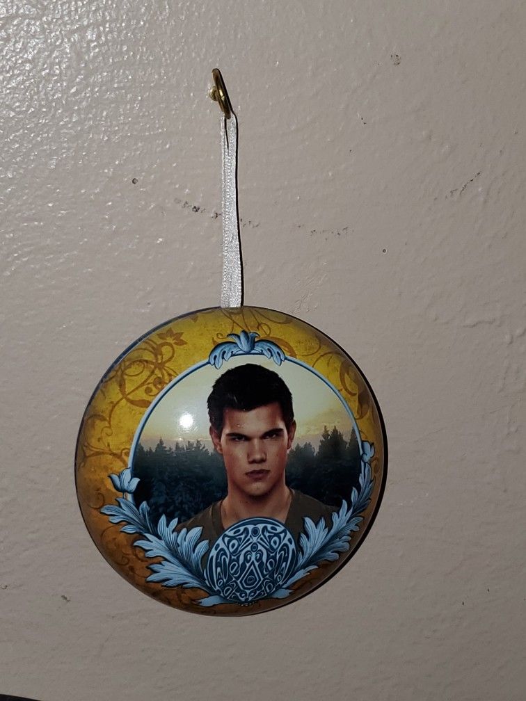 The Twilight Saga/Breaking Dawn Part 2 Christmas Tin Ornament! Excellent Condition! 