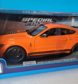 Ford Mustang Shelby GT500. Maisto 1:18 Scale Die-Cast
