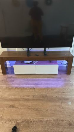 Tv stand/entertainment center