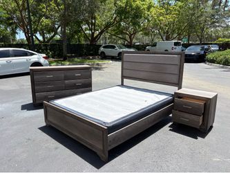 Beautiful Bedroom Set Queen Size Solid Wood Gray Color In Excellent Condition by Malaysia Furniture