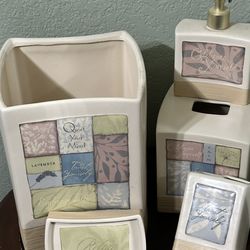 Ceramic bathroom accessory Set