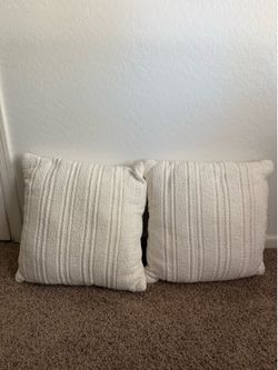 White decorative throw pillows - Set of 2 - Great Condition