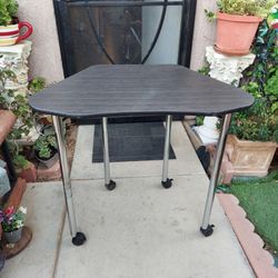 SMALL TABLE DESK WITH WHEELS. MISSING SCREWS.