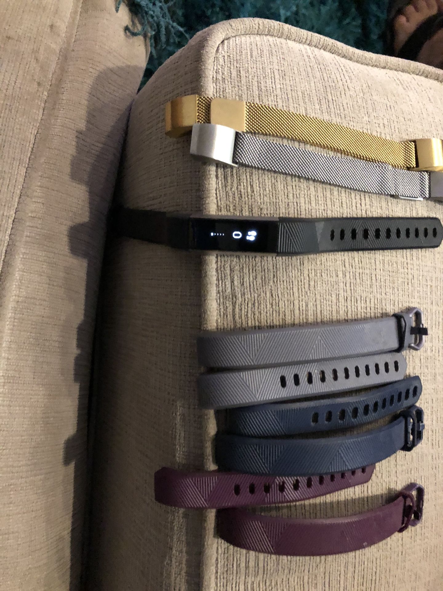 FITBIT ALTA HR Nearly Brand new and even comes with extra Six different bands!!
