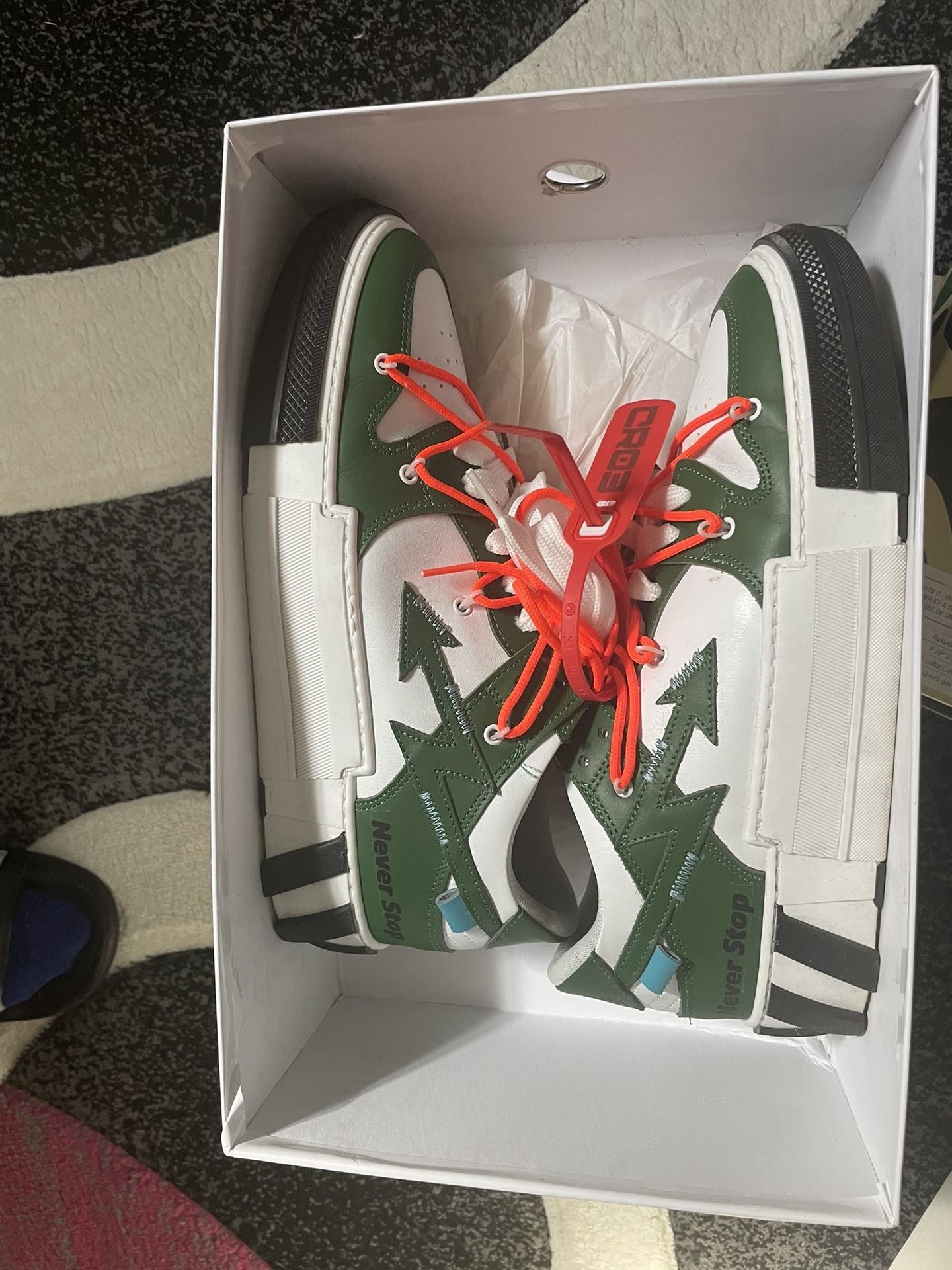 Mens Size 9 Sneaker 100$