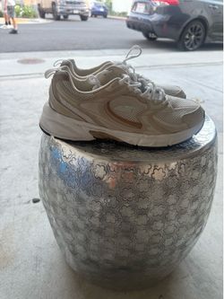 Tennis shoes