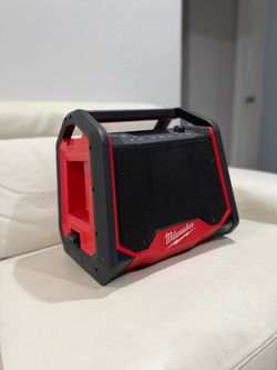 Milwaukee M18 PACKOUT Cordless Jobsite Radio / Speaker