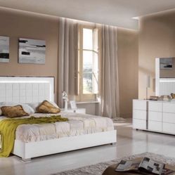 Bedroom Set With Mirror Dresser