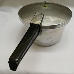 PRESTO PRESSURE COOKER,  4 QUART