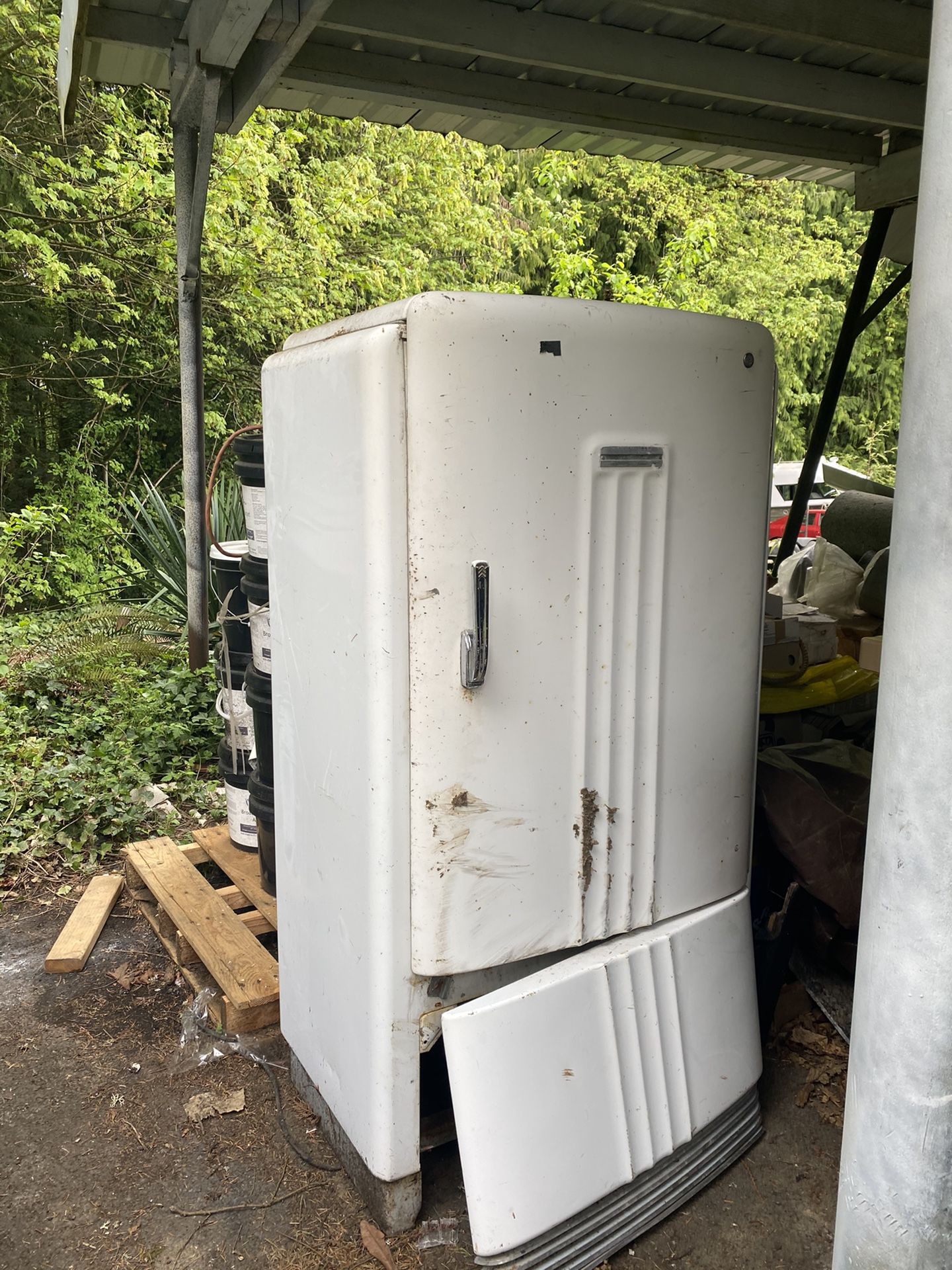 Free refrigerator White Vintage Fridge GE b8-40 FREE pick up only