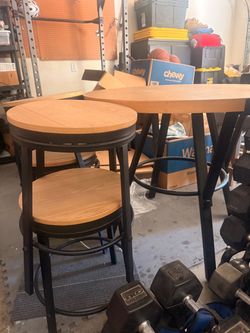 Round kitchen table and swivel stools