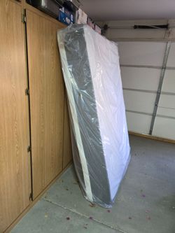 Brand new full sized 13in memory foam mattress