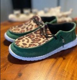 Slip on flats street activewear shoes women's size 39  US 8.5 sneakers