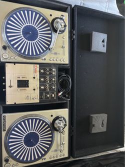 2 Stanton Str8-100 Turntables & Vestax PMC-07 Pro Mixer with cables and Carrying Case