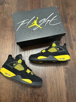 Jordan 4 Retro Thunder (2023) Pre owned Size 11 
