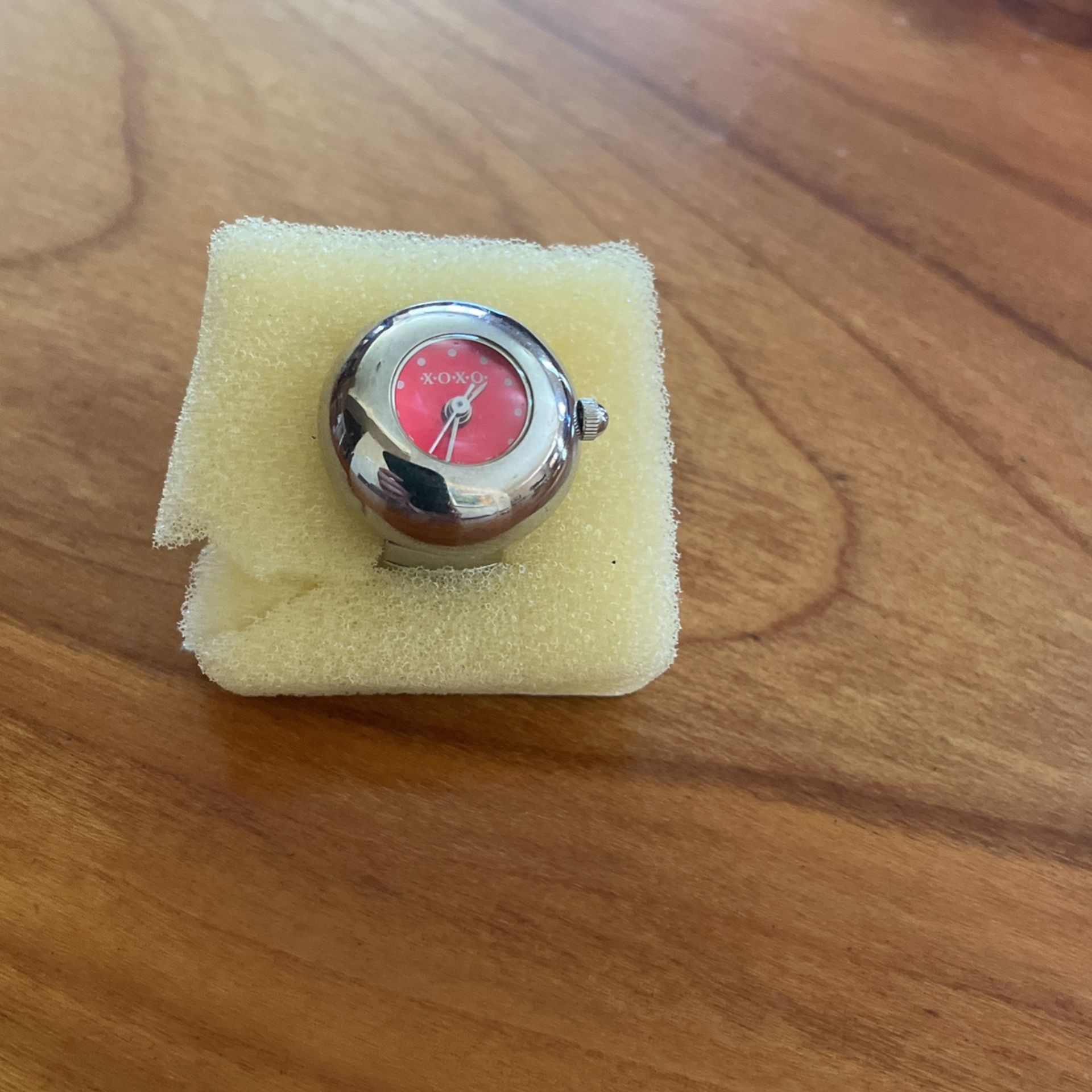 Vintage90s BUBBLE Ring Finger watch XOXO pink And Silver. Stretch