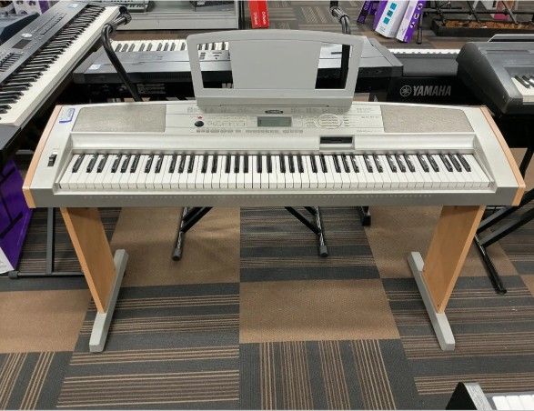 Used Yamaha PORTABLE GRAND DGX-500 W/PWR 88-Key Keyboard 88-key