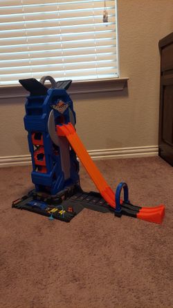Toys - Hotwheels mega garage race ramp