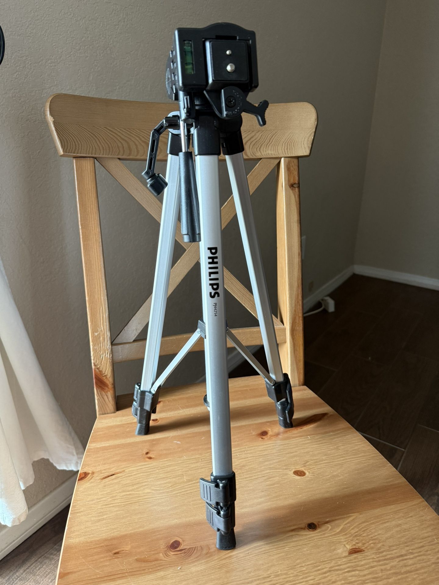 πΈ Philips Adjustable Tripod with Carrying Case