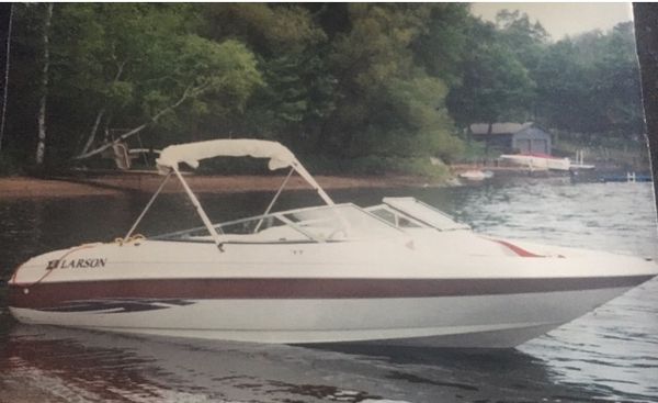 Beautiful 2000 larson boat 21’