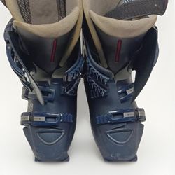 Ski Boots and Snowboarding Boots. No Size on Winter Snowboarding Boots. Similar Size 