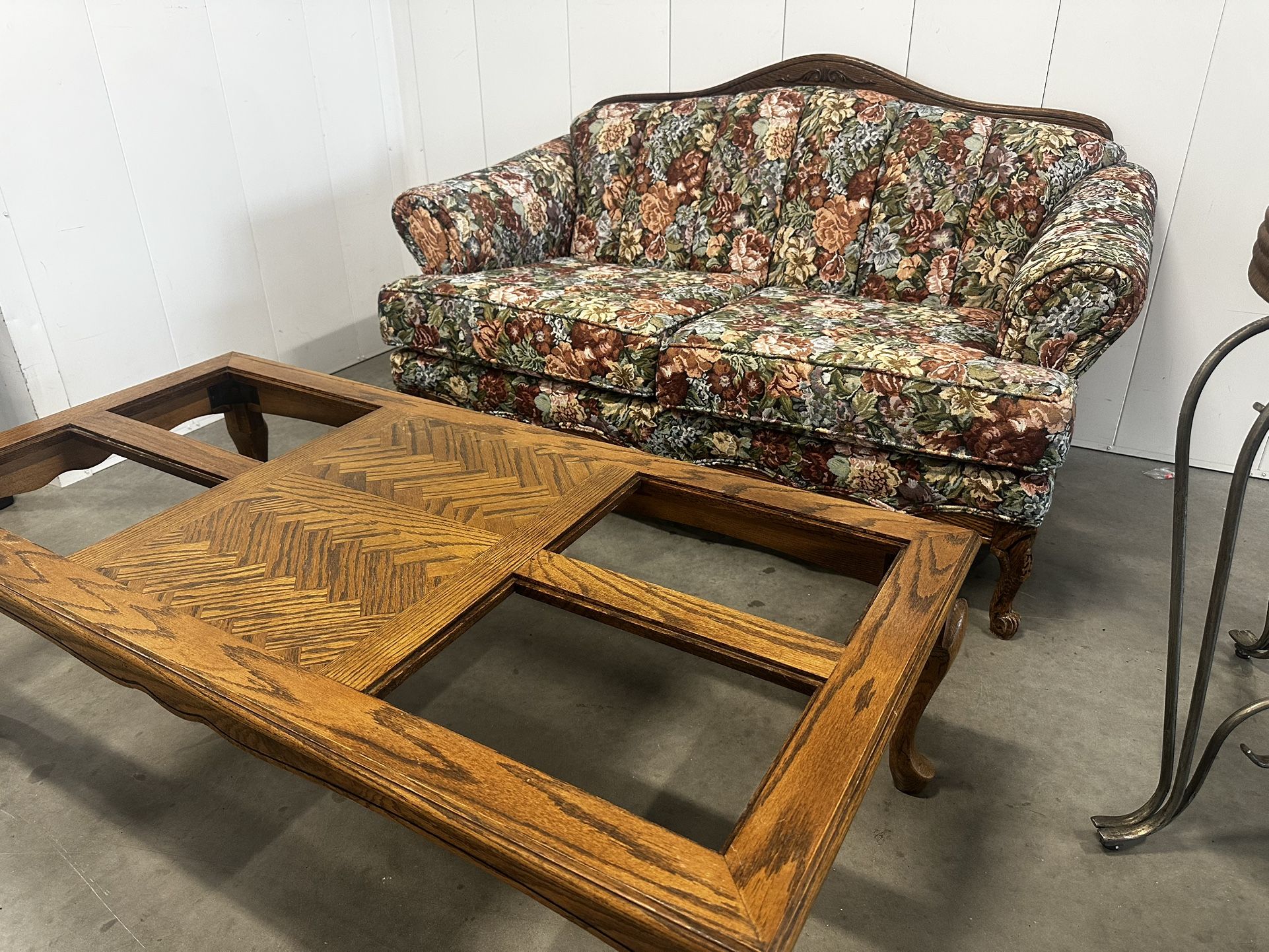 VINTAGE FLORAL LOVESEAT W/ FREE DELIVERY