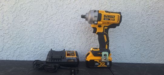 Impact Wrench Dewalt 800 Ft Torque. Battery 5ah And Charger 