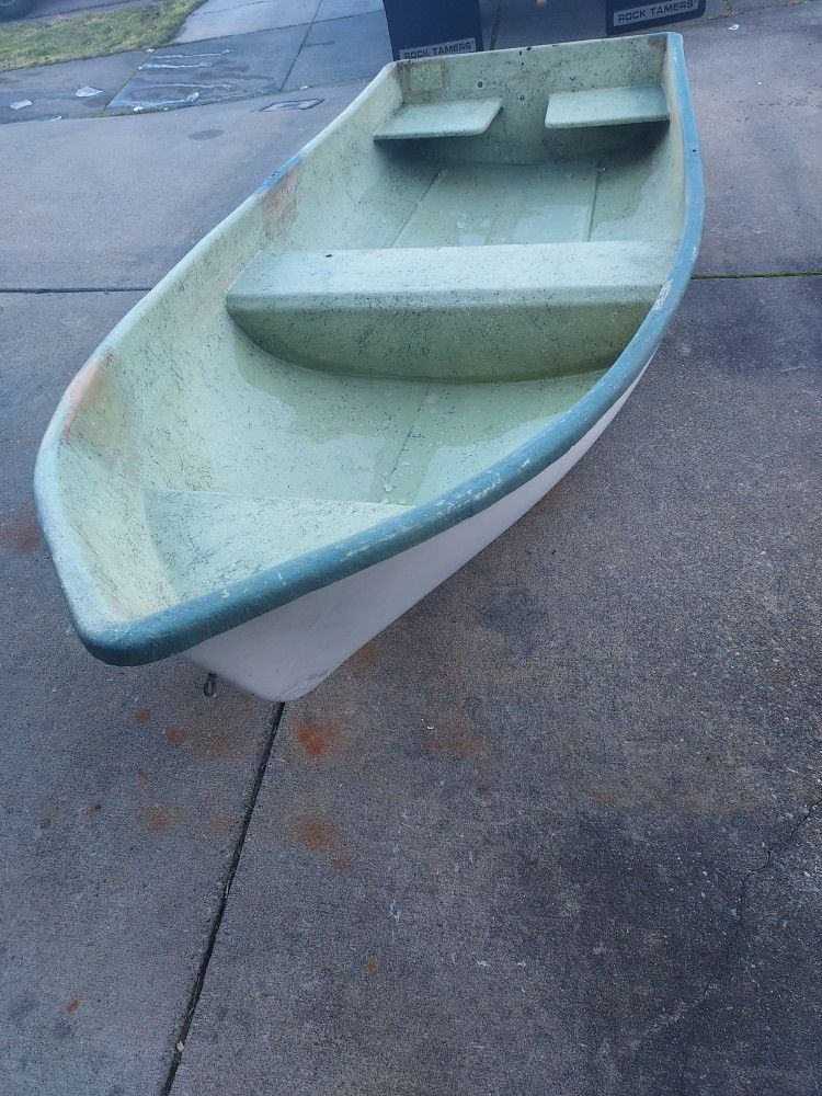 10ft Fiberglass Boat With Oars