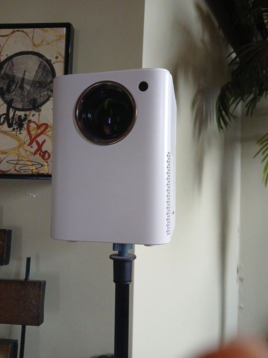 Qiaolet Full HD LCD Projector W/ Stand