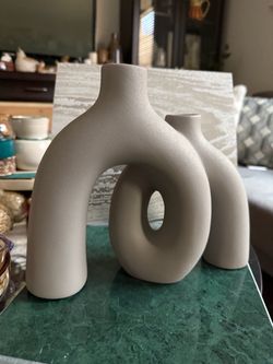 Amazing! New Modern Abstract Matte Gray Textured Ceramic Hug Donut Vase - In Box