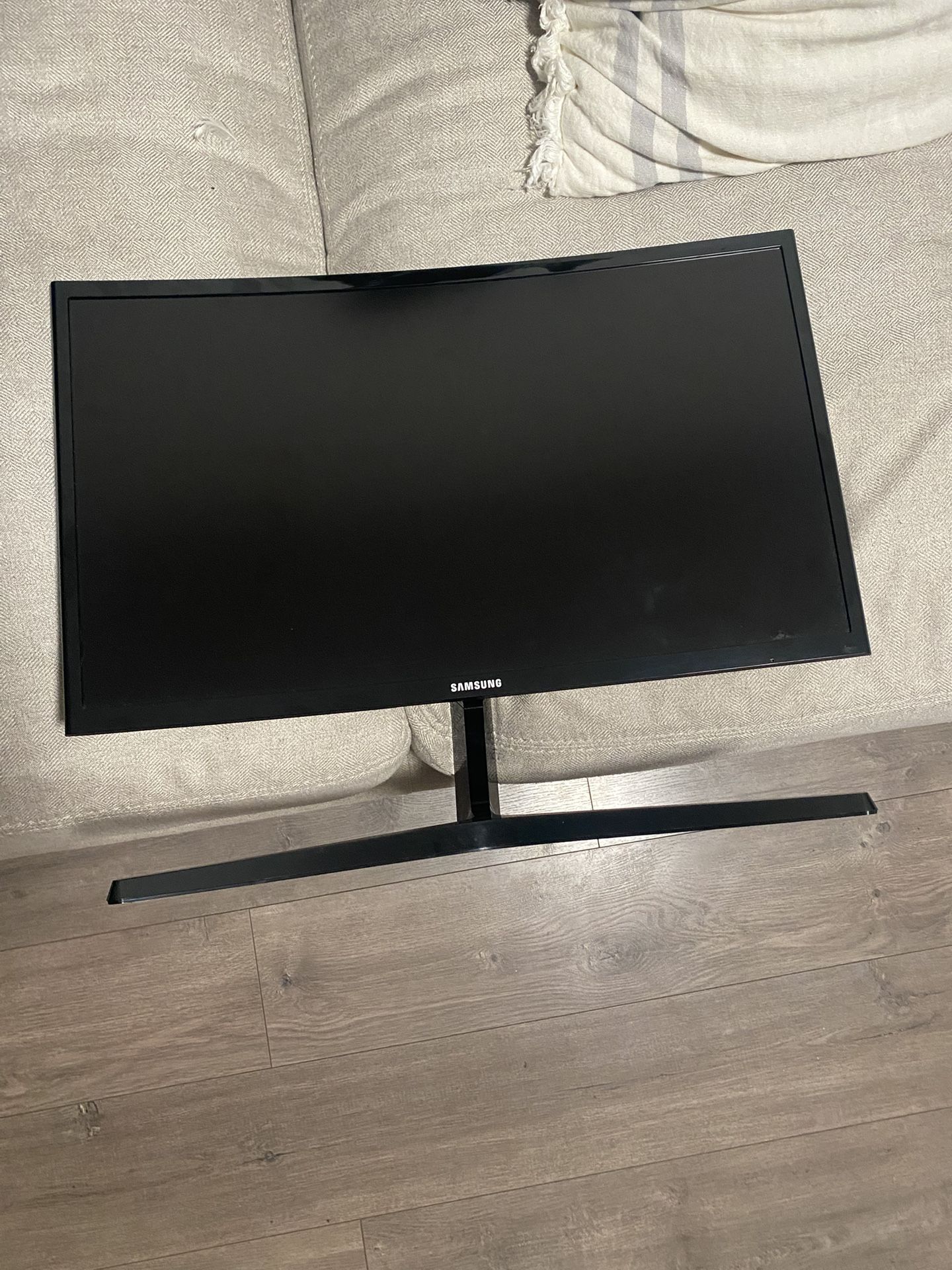 Samsung Monitor (Curved)