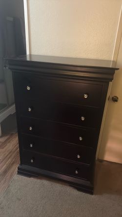 Dresser 5 drawers with top mirror and storage area
