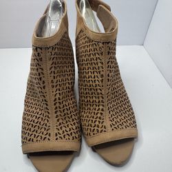 Vince Camuto Dastana Sandals Size 10W