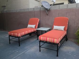 2 Arizona iron chaises lounge 1 a small table