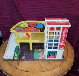 Vintage fisher price garage