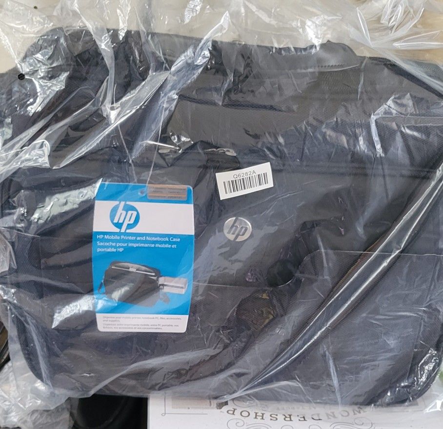 NEW HP Mobile Carrying case
Notebook / printer carrying case - 15.5"