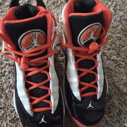 Jordan 6 Rings
White Black Team Orange
Size 4.5 Y