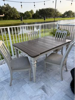 Dining table and 6 chairs like new