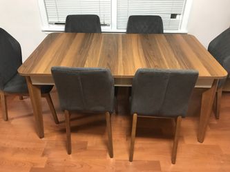 dinner table with 6 chairs (few months old)