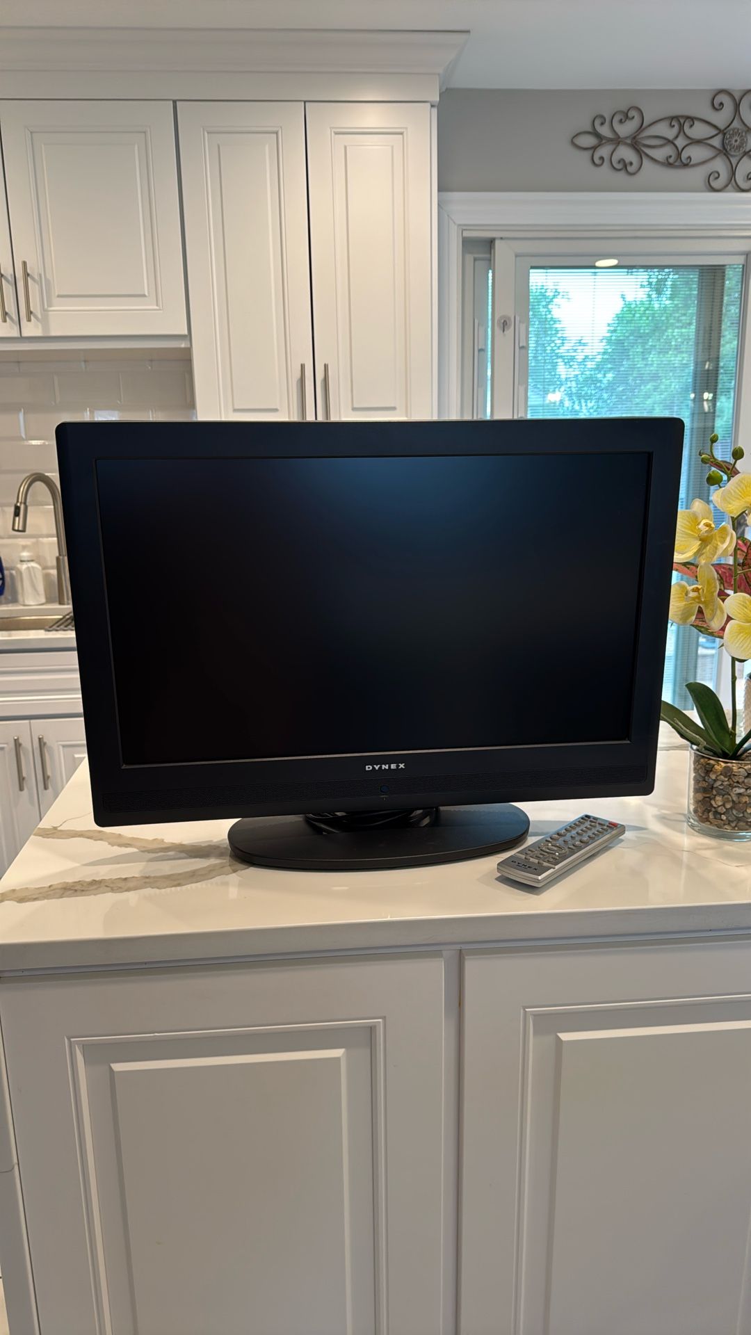 Dynex 26 inch Color TV with Remote - EXCELLENT Operable Condition