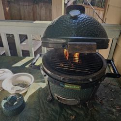 Big Green Egg 13 in. MiniMax Charcoal Grill