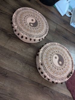 2 cushions