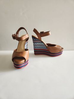 Gianni Bini 4" Wedge Size 7M